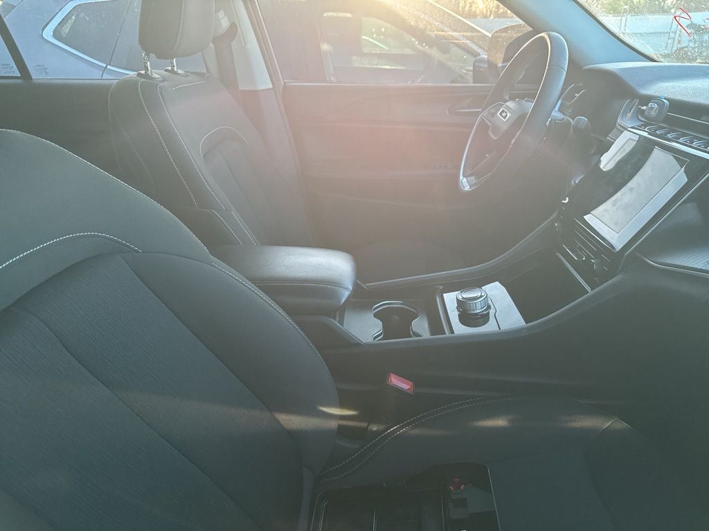 2023 Jeep Grand Cherokee Laredo 4x4