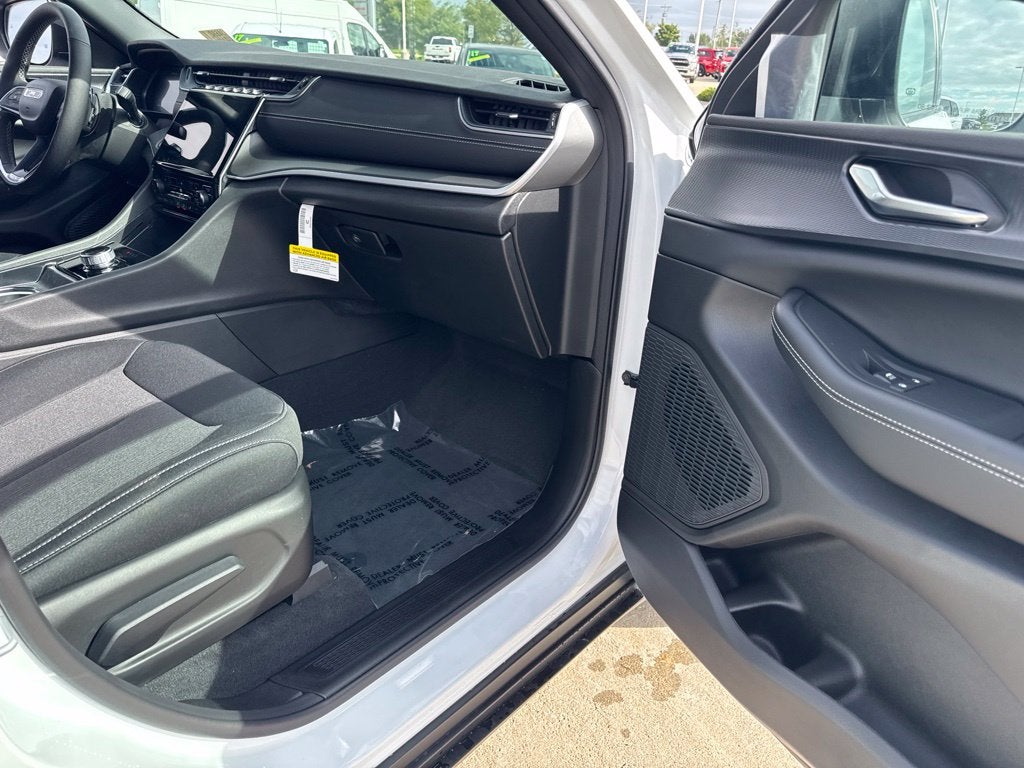 2027 Jeep Grand Cherokee GRAND CHEROKEE LAREDO X 4X4