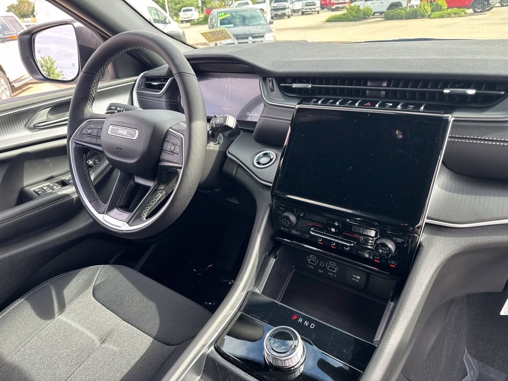 2027 Jeep Grand Cherokee GRAND CHEROKEE LAREDO X 4X4