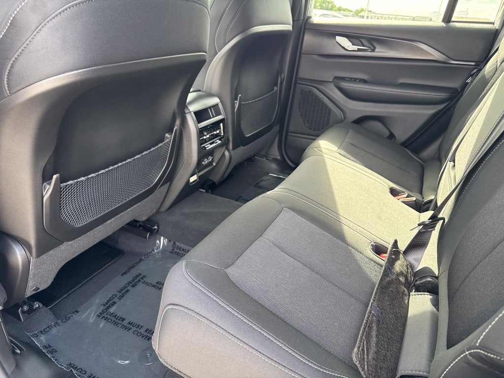 2027 Jeep Grand Cherokee GRAND CHEROKEE LAREDO X 4X4