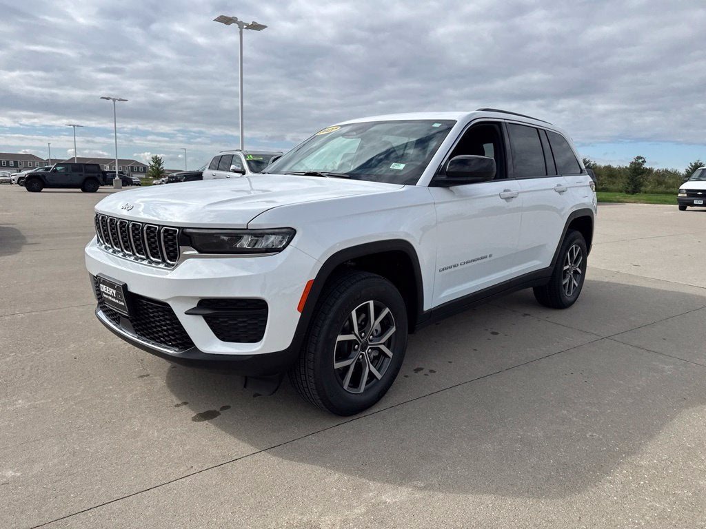 2027 Jeep Grand Cherokee GRAND CHEROKEE LAREDO X 4X4