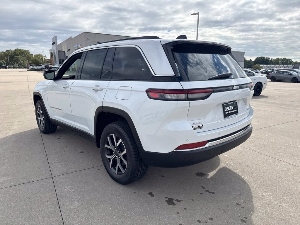 2027 Jeep Grand Cherokee GRAND CHEROKEE LAREDO X 4X4