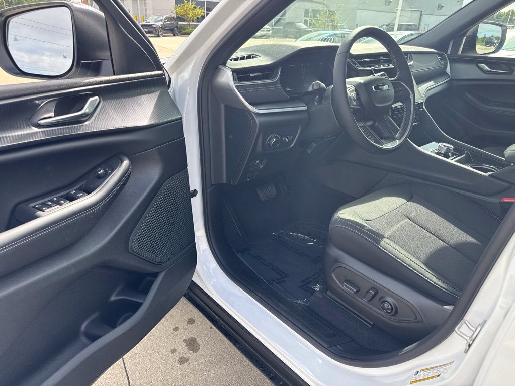 2027 Jeep Grand Cherokee GRAND CHEROKEE LAREDO X 4X4