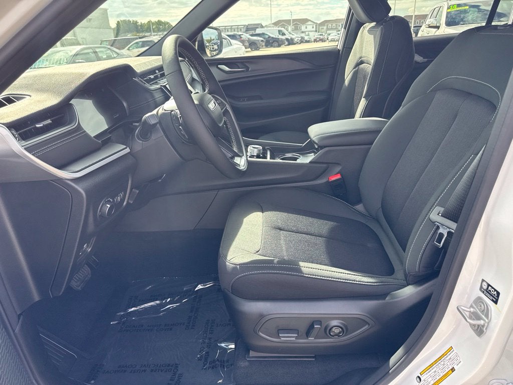 2027 Jeep Grand Cherokee GRAND CHEROKEE LAREDO X 4X4