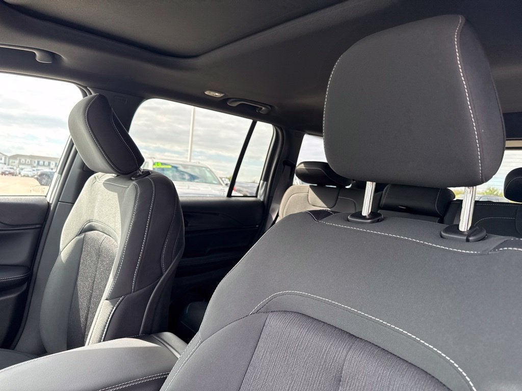 2027 Jeep Grand Cherokee GRAND CHEROKEE LAREDO X 4X4