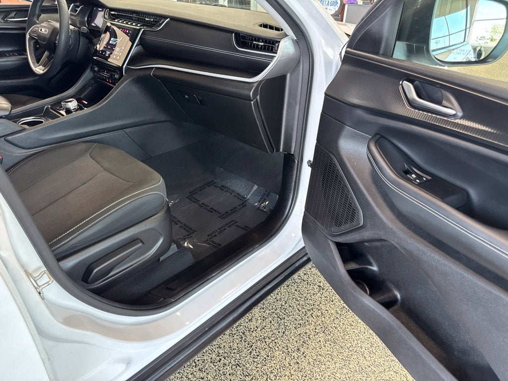 2023 Jeep Grand Cherokee Laredo 4x4