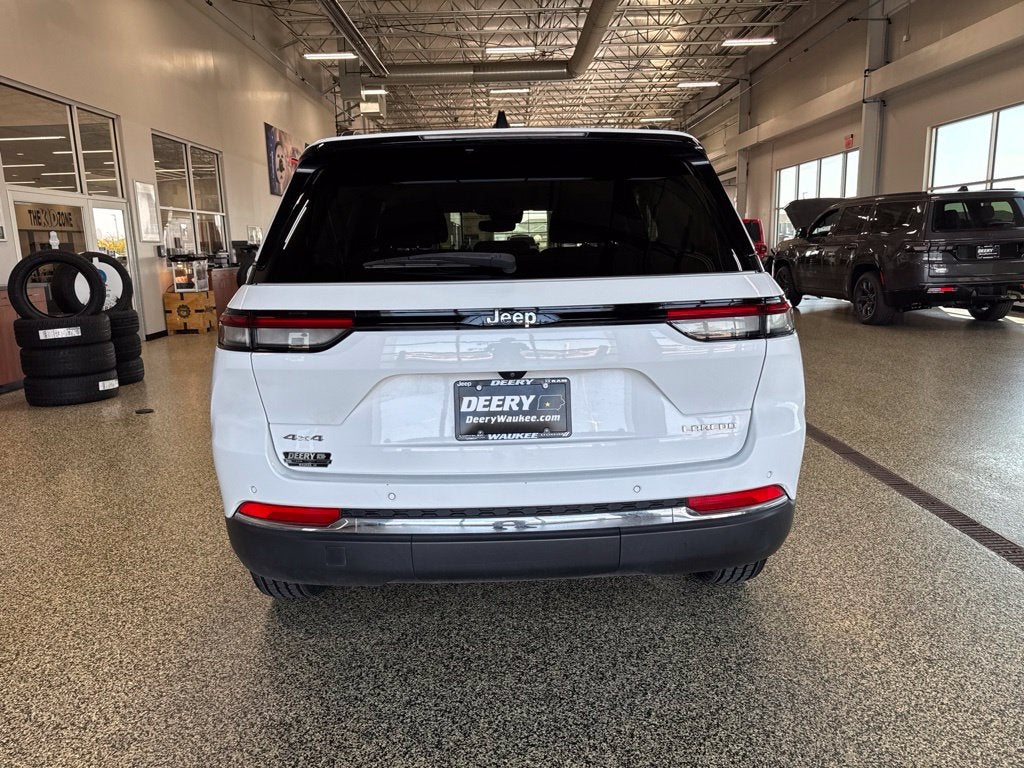 2023 Jeep Grand Cherokee Laredo 4x4