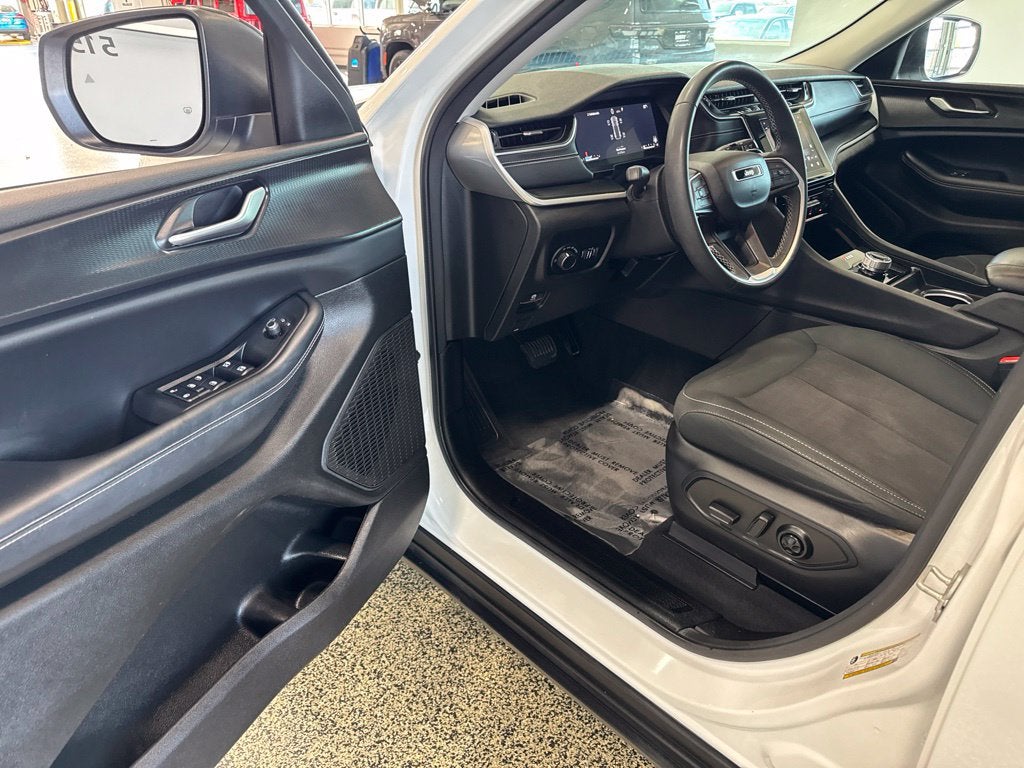 2023 Jeep Grand Cherokee Laredo 4x4
