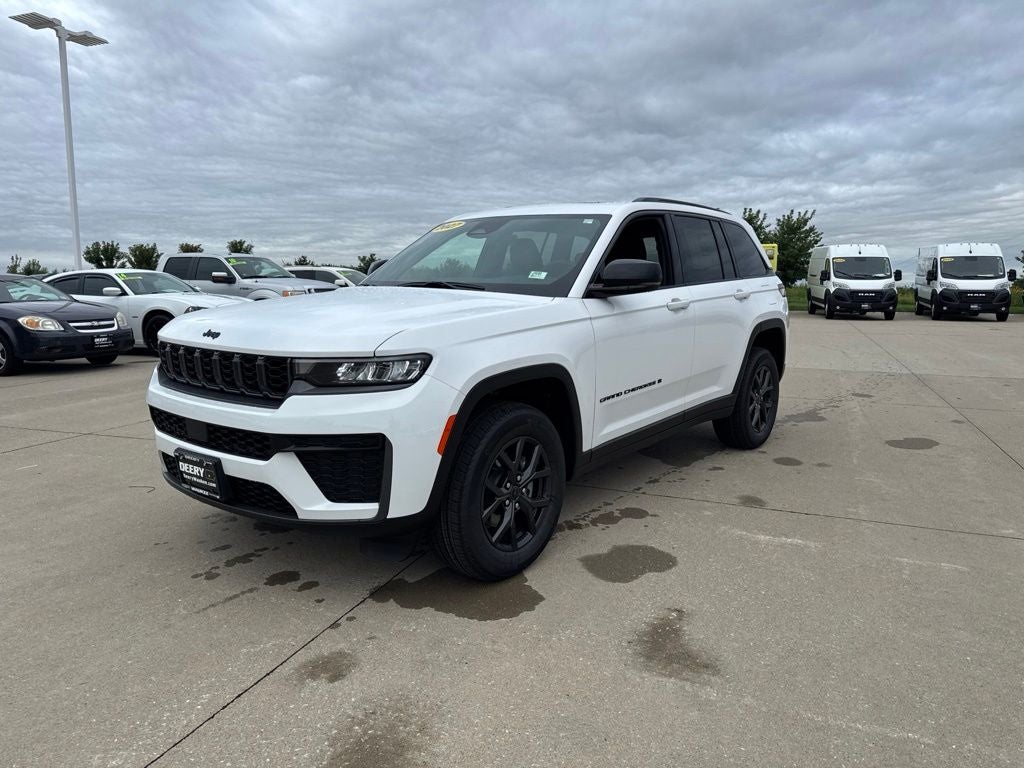 2027 Jeep Grand Cherokee GRAND CHEROKEE LAREDO ALTITUDE 4X4