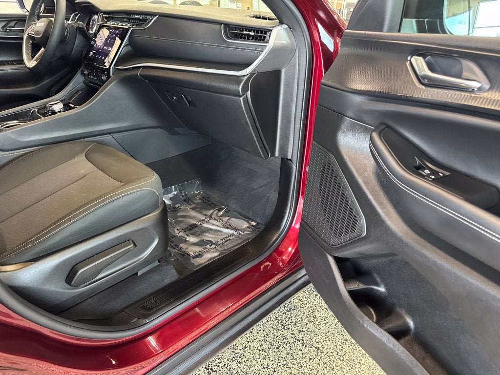 2025 Jeep Grand Cherokee L Laredo 4x4