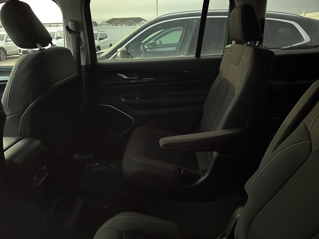 2022 Jeep Grand Cherokee L Laredo 4x4