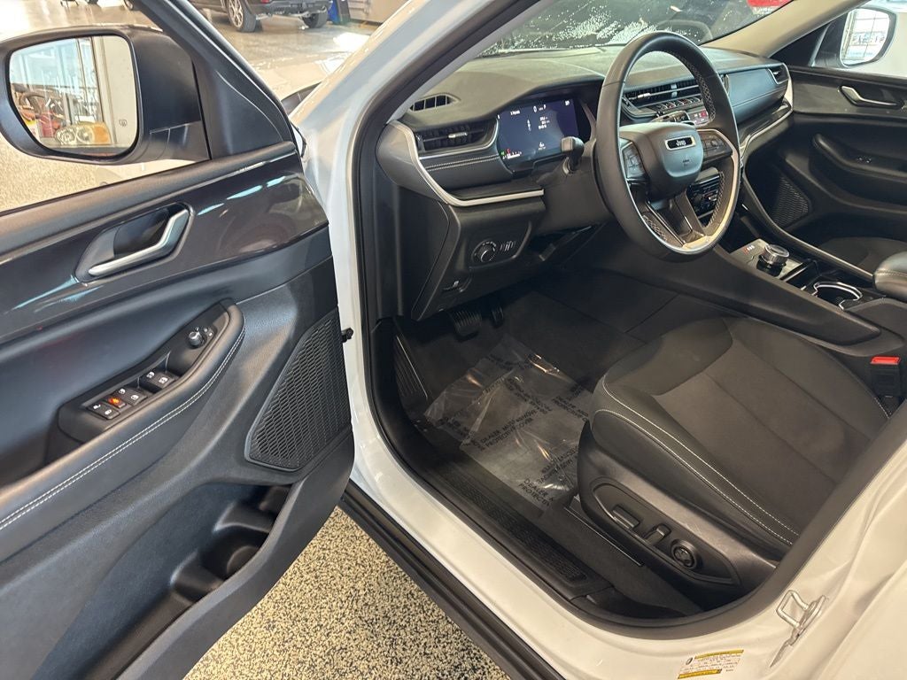 2023 Jeep Grand Cherokee L Laredo 4x4