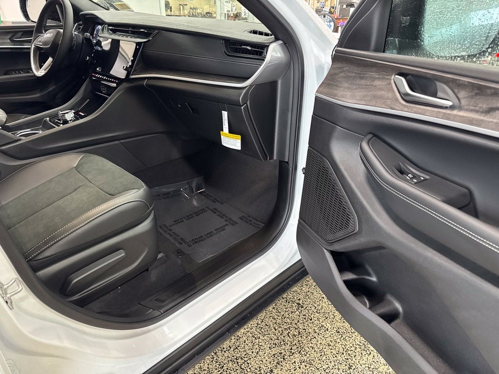 2027 Jeep Grand Cherokee GRAND CHEROKEE L LAREDO ALTITUDE 4X4