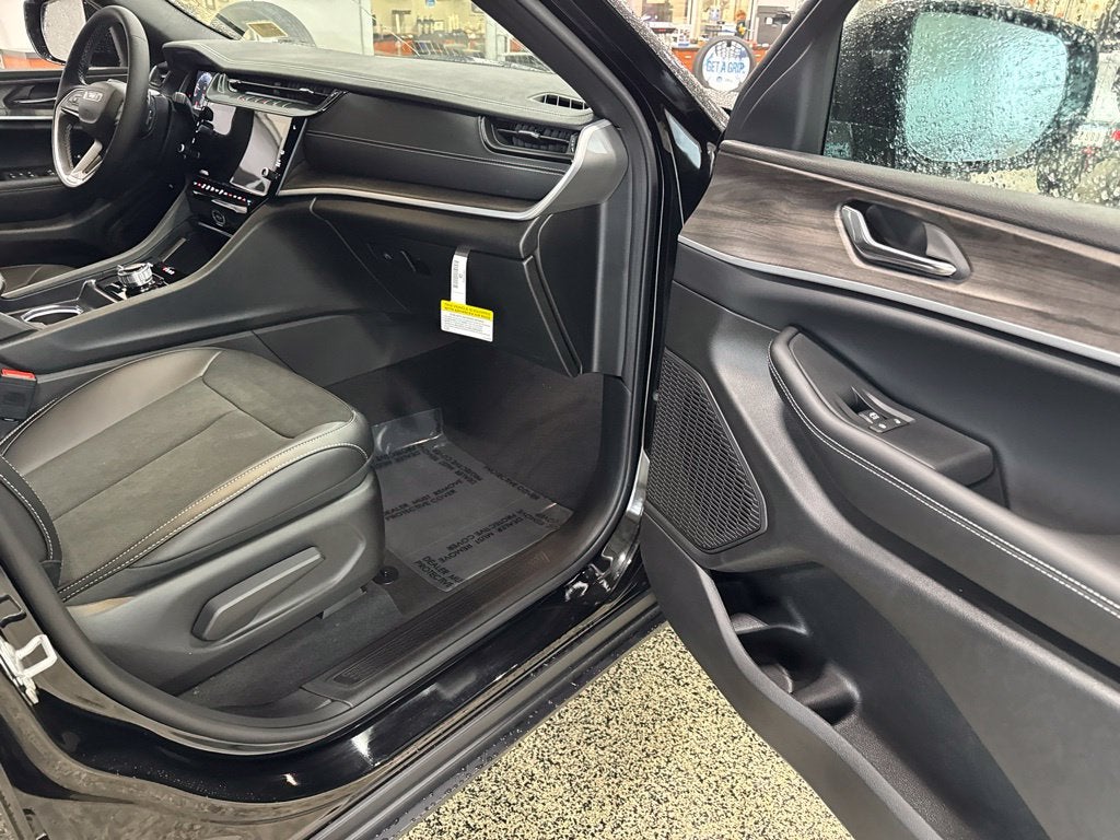 2027 Jeep Grand Cherokee GRAND CHEROKEE L LAREDO ALTITUDE 4X4