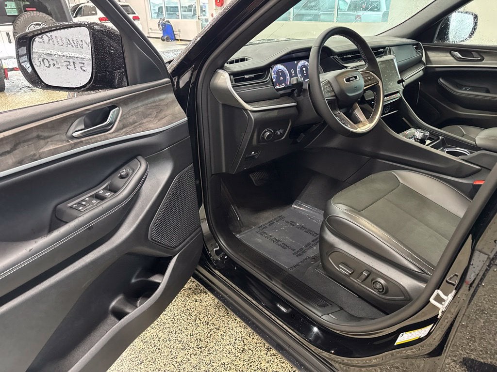 2027 Jeep Grand Cherokee GRAND CHEROKEE L LAREDO ALTITUDE 4X4