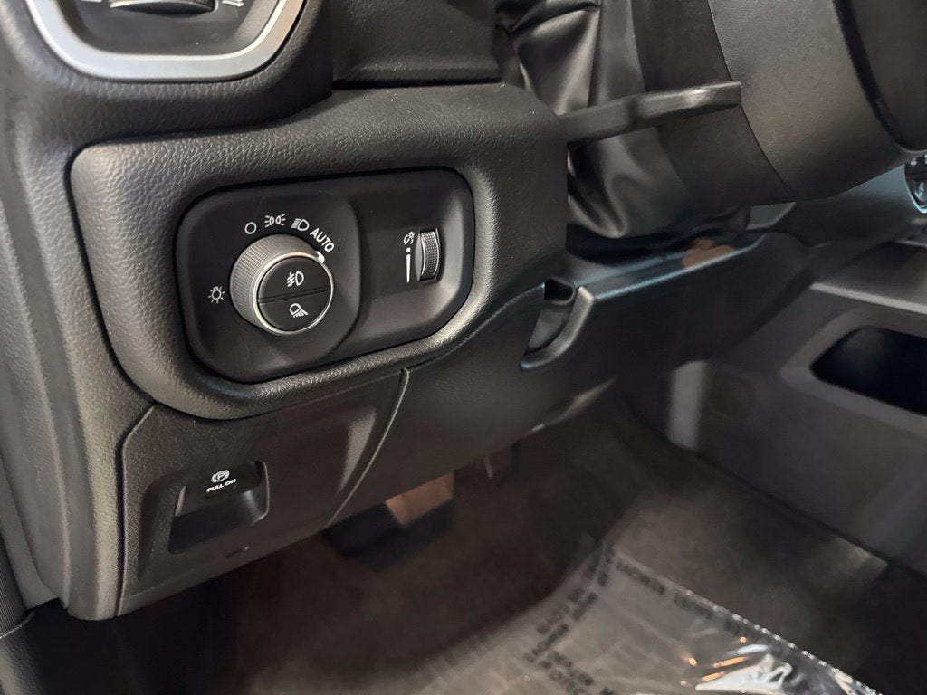 2023 RAM 1500 Big Horn Crew Cab 4x4 5'7' Box
