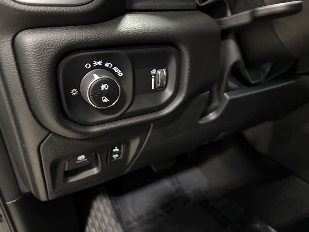 2025 RAM 1500 Big Horn Crew Cab 4x4 5'7' Box