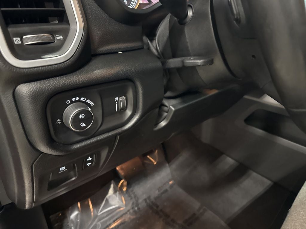 2020 RAM 1500 Big Horn Crew Cab 4x4 5'7' Box