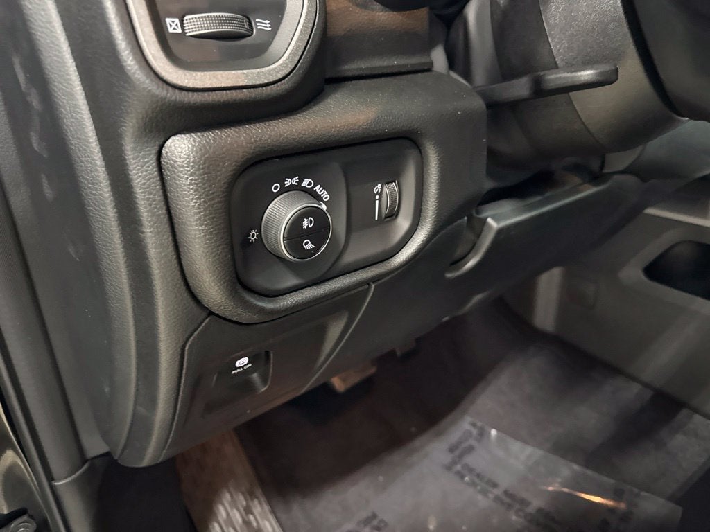 2027 RAM Ram 1500 RAM 1500 EXPRESS CREW CAB 4X4 5'7' BOX