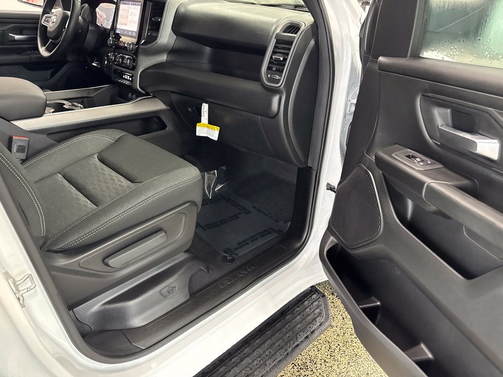 2027 RAM Ram 1500 RAM 1500 EXPRESS CREW CAB 4X4 5'7' BOX