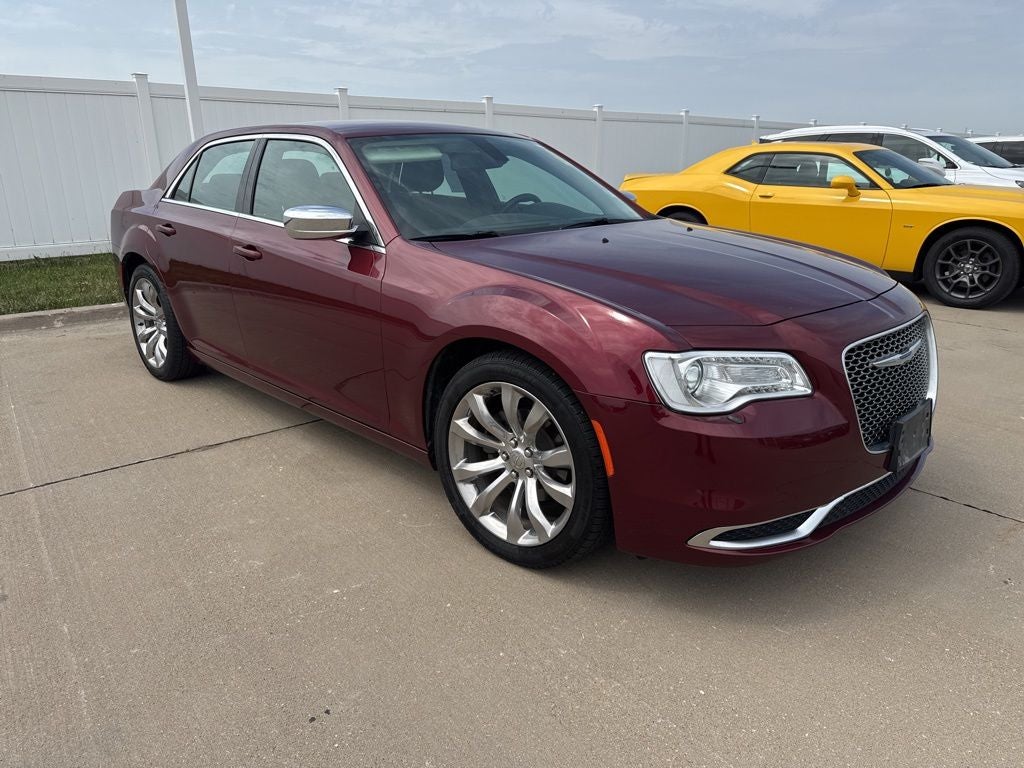 2019 Chrysler 300 Touring's photo