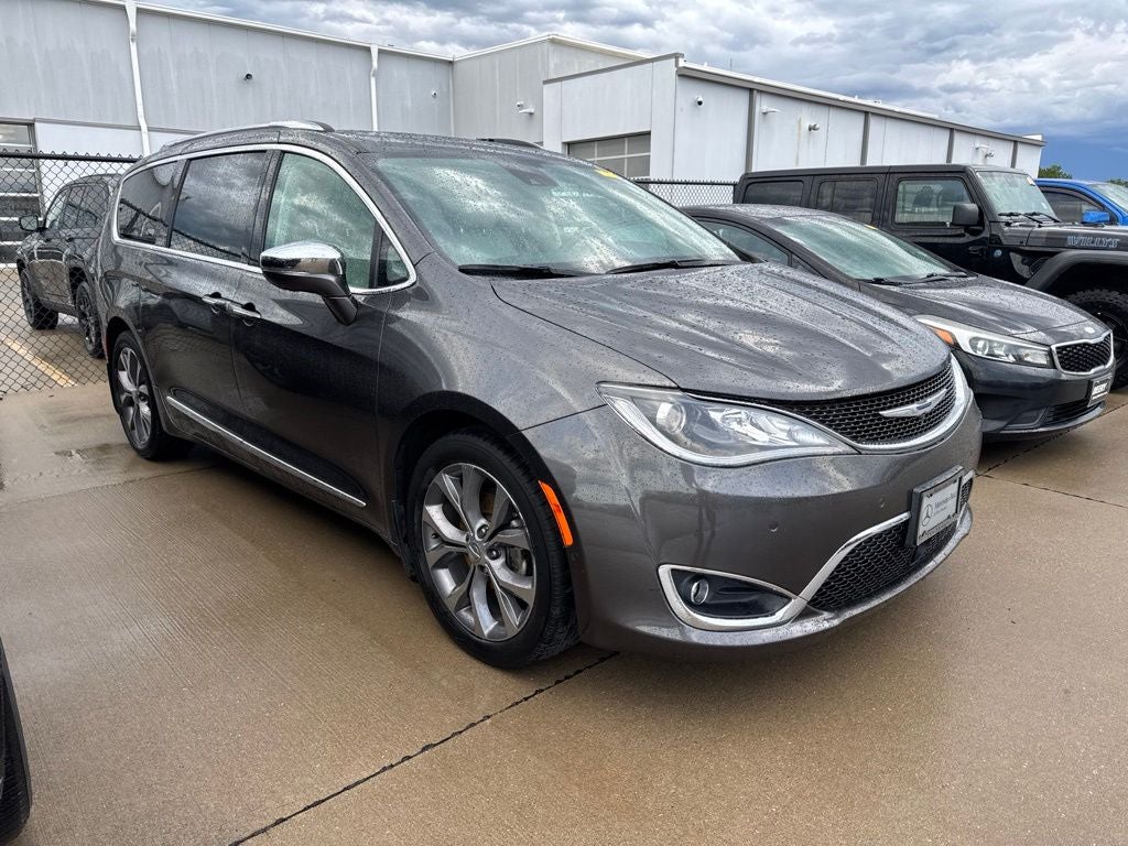 2019 Chrysler Pacifica Limited's photo