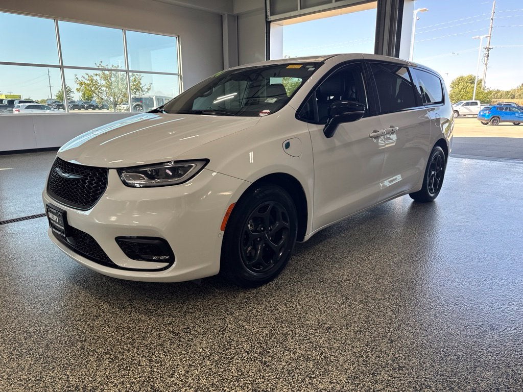 2024 Chrysler Pacifica Hybrid S Appearance Pkg