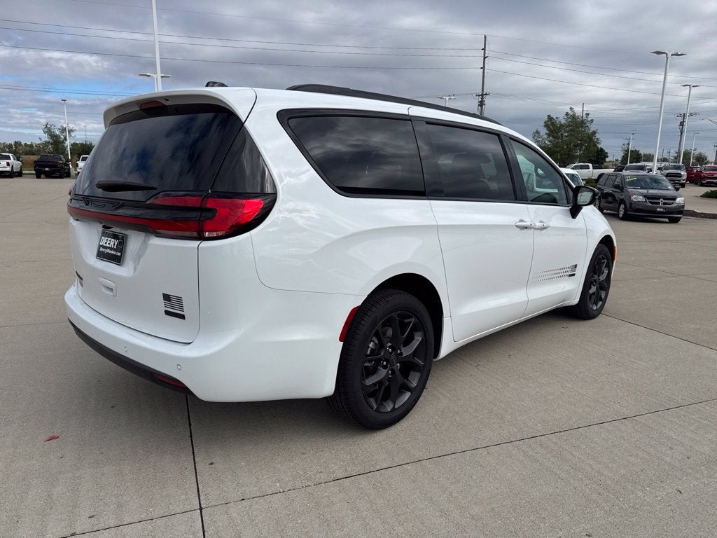 2027 Chrysler Pacifica PACIFICA SELECT AWD