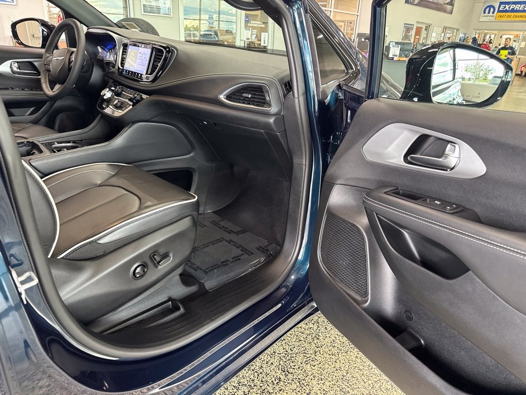 2025 Chrysler Pacifica Limited AWD
