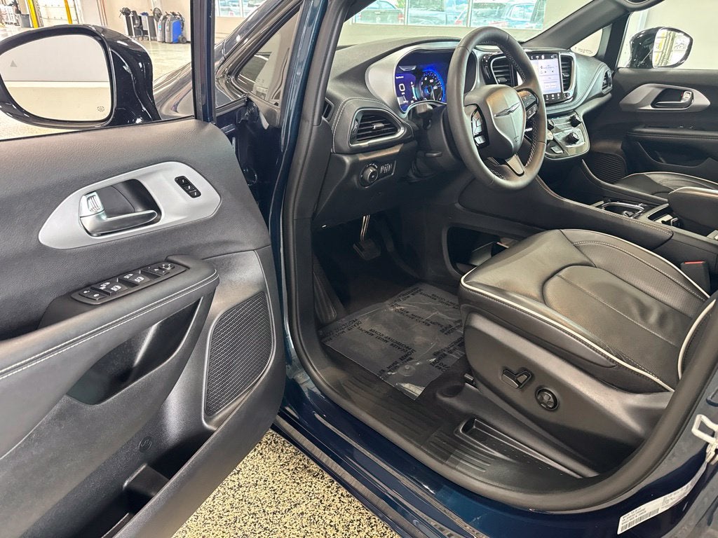 2025 Chrysler Pacifica Limited AWD