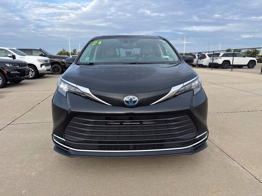 2024 Toyota Sienna LE