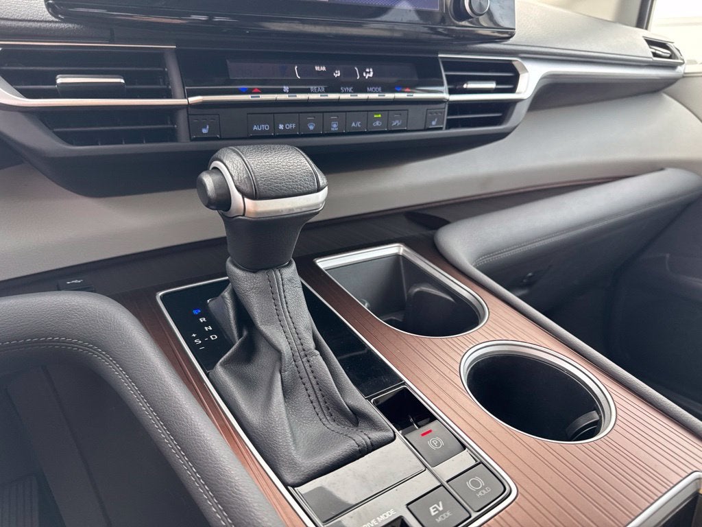 2024 Toyota Sienna LE