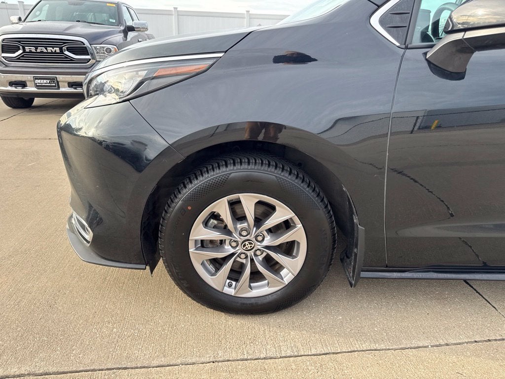 2024 Toyota Sienna LE