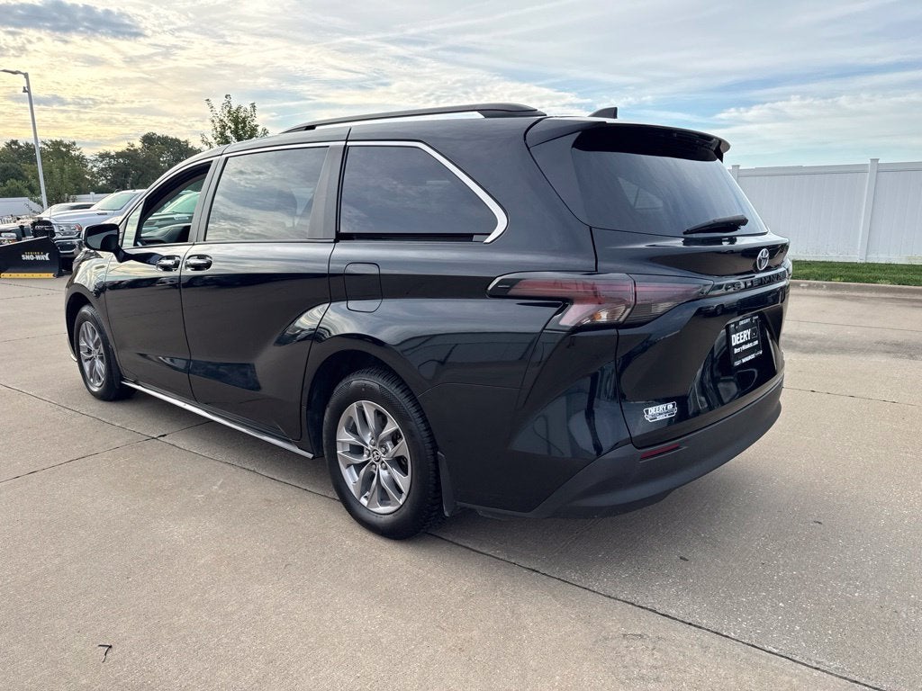 2024 Toyota Sienna LE