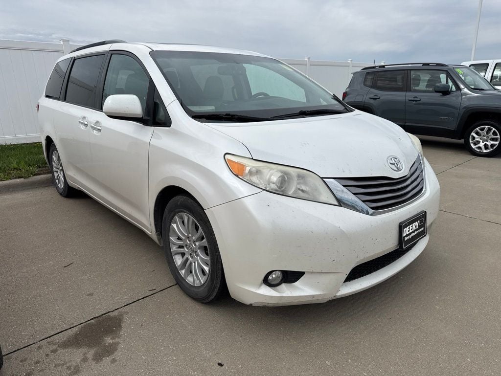 2015 Toyota Sienna XLE 8 Passenger
