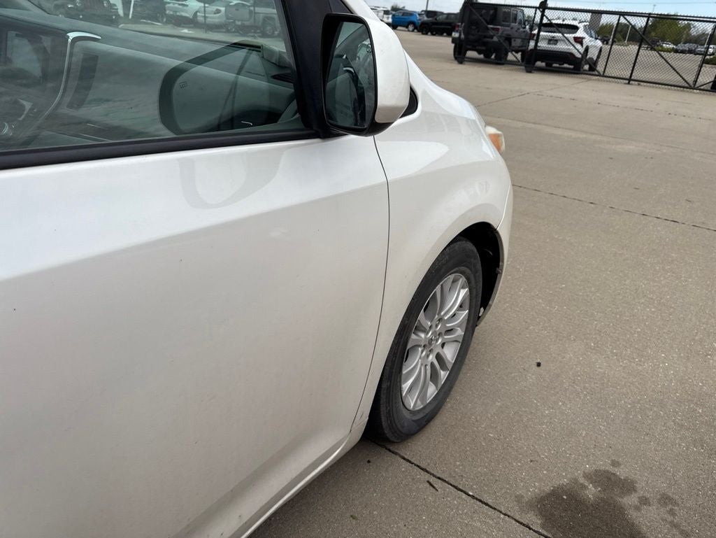 2015 Toyota Sienna XLE 8 Passenger