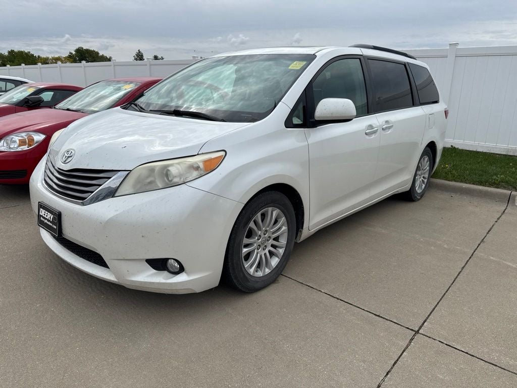 2015 Toyota Sienna XLE 8 Passenger