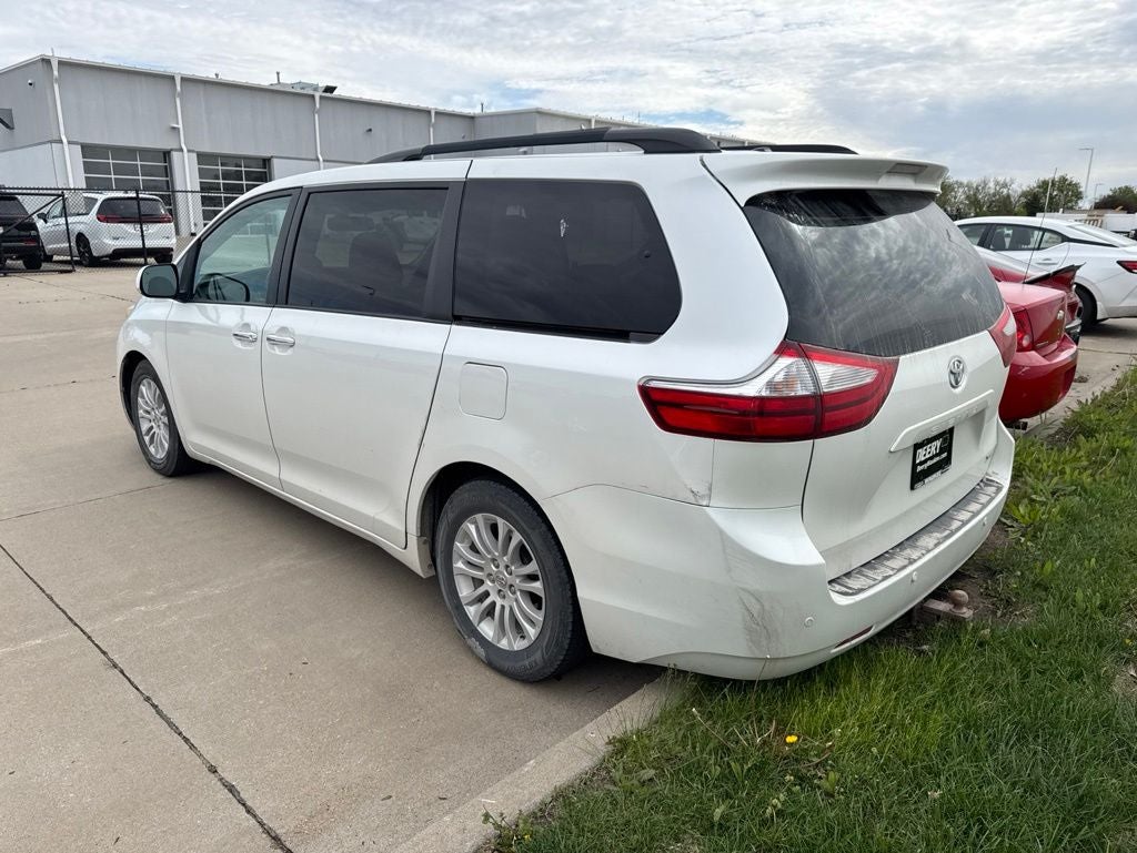 2015 Toyota Sienna XLE 8 Passenger