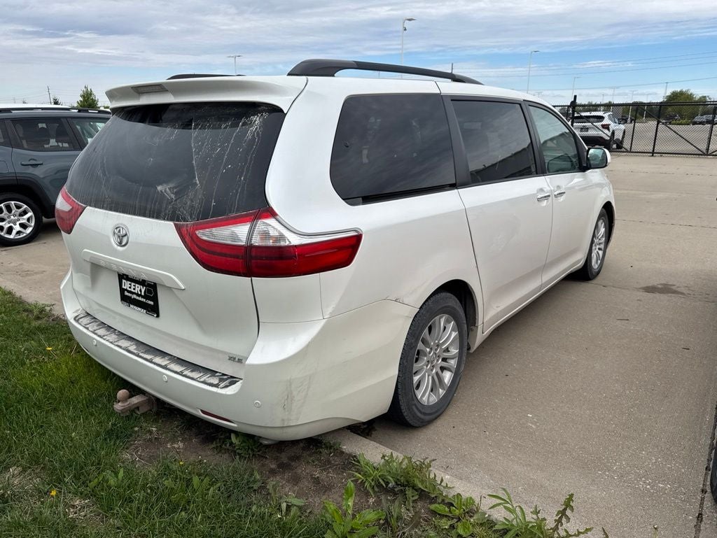 2015 Toyota Sienna XLE 8 Passenger