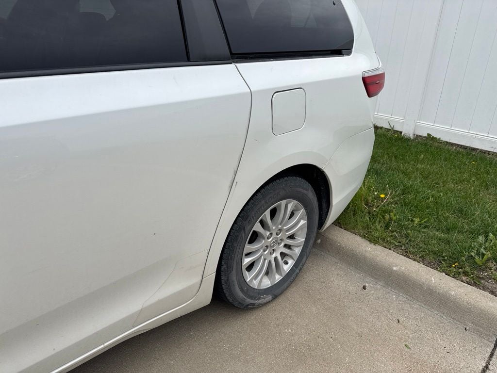 2015 Toyota Sienna XLE 8 Passenger