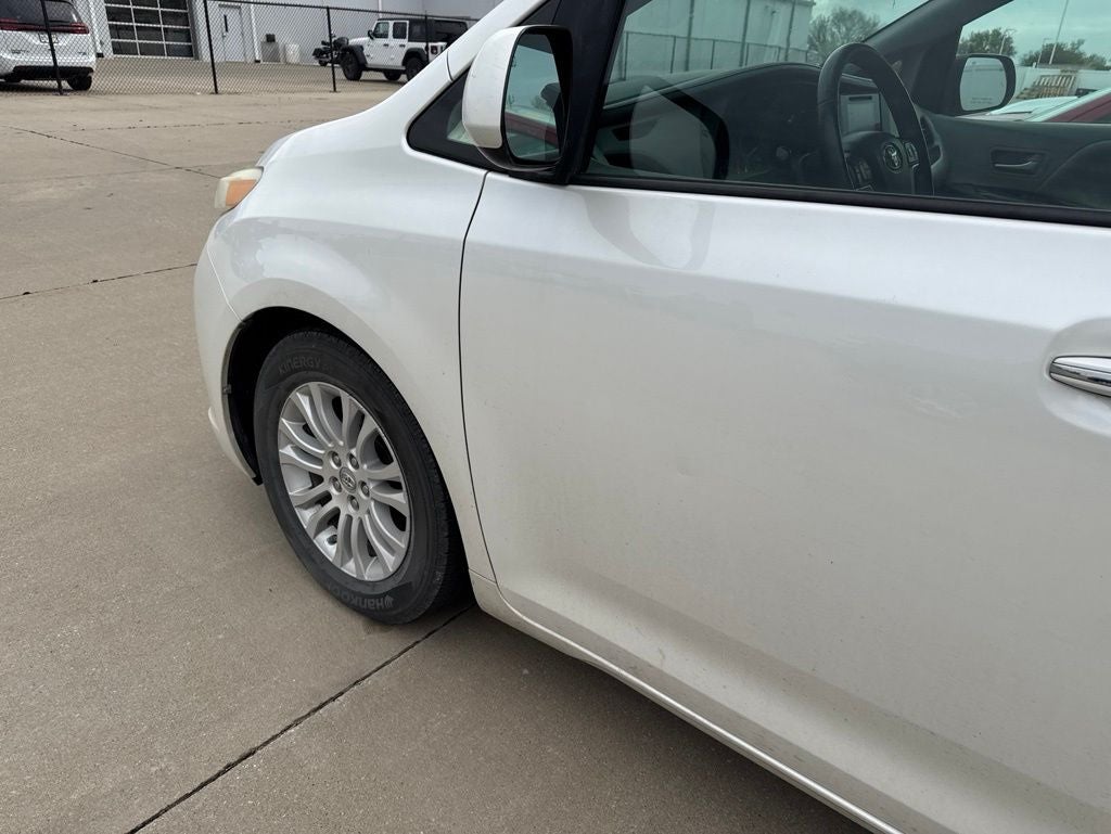 2015 Toyota Sienna XLE 8 Passenger