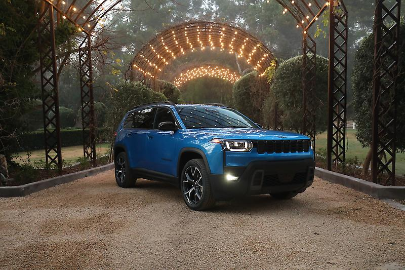 Blue Jeep Grand Charokee.
